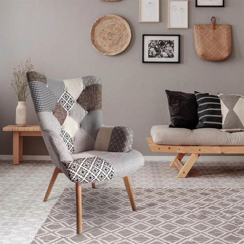 Fotel uszak Helsinki szary patchwork skandynawski do salonu na wysokich drewnianych nogach