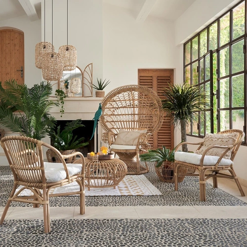 Fotel rattanowy Takta boho do salonu z podłokietnikami i białą poduszką Atmosphera