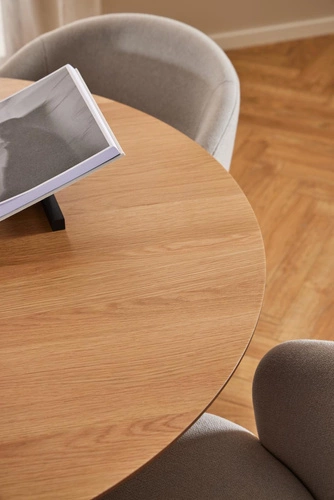 Krzesło tapicerowane Darlene Actona beżowe obrotowe nowoczesne do jadalni i salonu