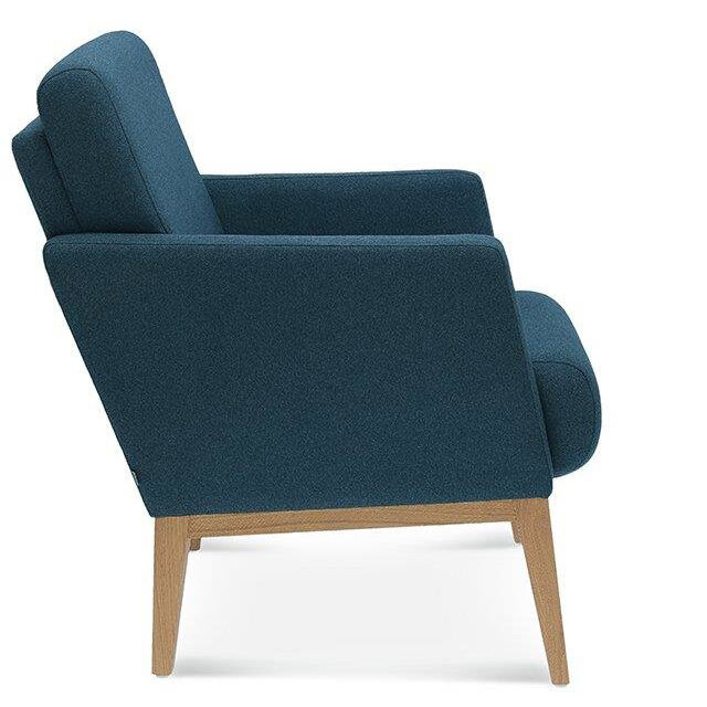 Fotel wypoczynkowy Montana Fameg do salonu tapicerowany bukowy nowoczesny skandynawski