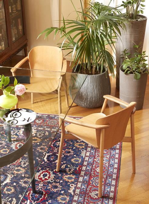 Krzesło do jadalni drewniane FINN SCAB Design zielone z podłokietnikami nowoczesne sztaplowane