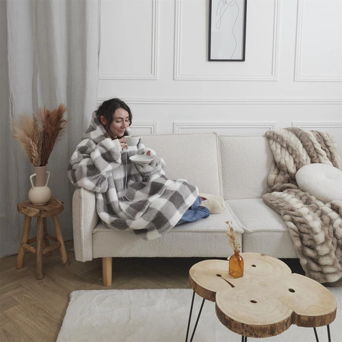 Bluzo koc Intesi snuddie ciepły z kapturem szary w kratę na kanapę do salonu