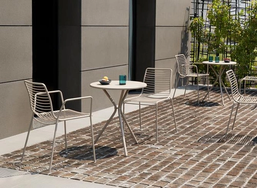 Krzesło metalowe Summer czerwone nowoczesne do ogrodu i salonu sztaplowane SCAB Design