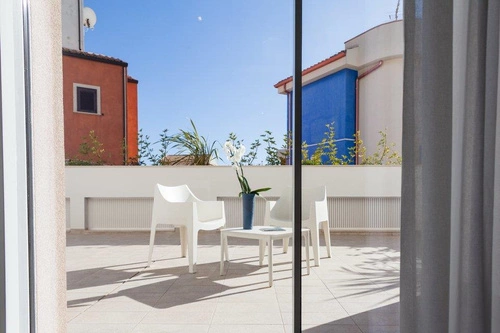 Krzesło ogrodowe Coccolona białe z tworzywa sztaplowane z podłokietnikami nowoczesne SCAB Design