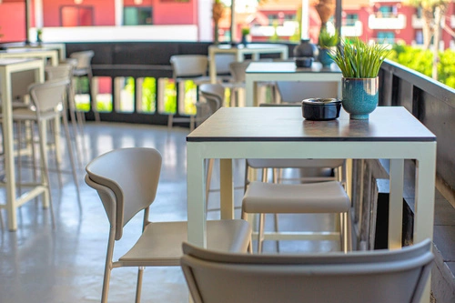 Hoker z oparciem Lisa 75 cm szary nowoczesny metalowy sztaplowany do kuchni i wyspy SCAB Design