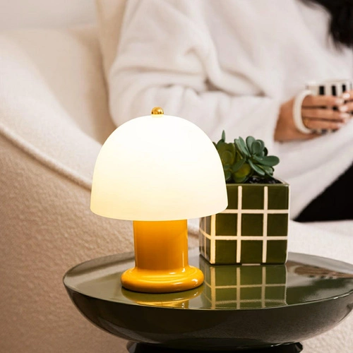 Nowoczesna lampka nocna LED Rick Atmosphera 21 cm żółta do sypialni i salonu na baterie