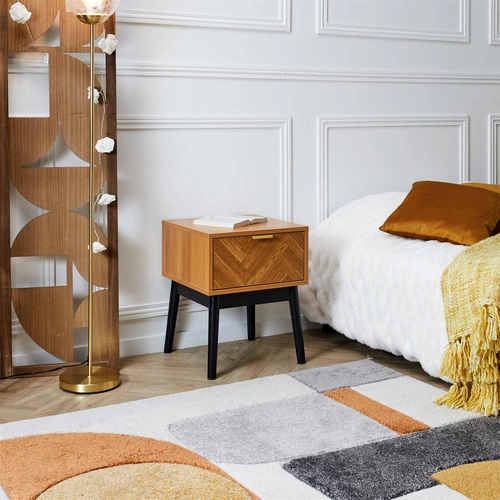 Szafka nocna Felix 40 cm z drewna sosnowego w naturalnym kolorze - Intesi, nowoczesny styl z dekoracyjnym frontem