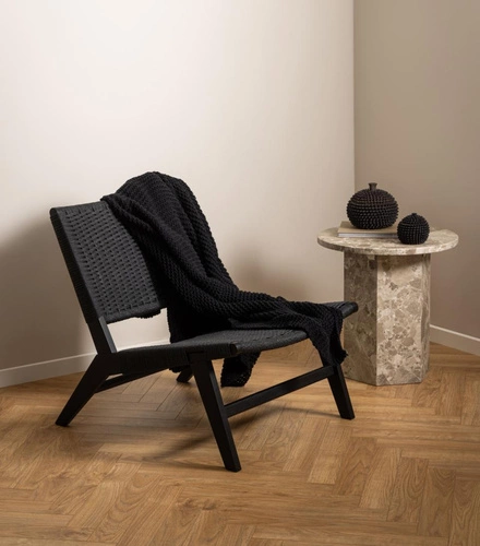 Fotel kubełkowy Carson czarny skandynawski do salonu z plecionki i drewna dębowego