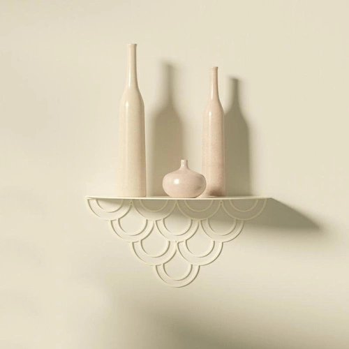 Nowoczesna półka ścienna metalowa Husk złota na książki i dekoracje do salonu POLYHEDRA