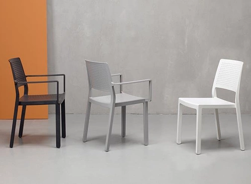 Krzesło ogrodowe Emi Arm białe z tworzywa sztaplowane z podłokietnikami SCAB Design