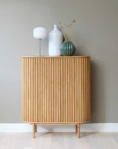 Komoda Carno drewniana ryflowana na nóżkach do salonu 110 cm