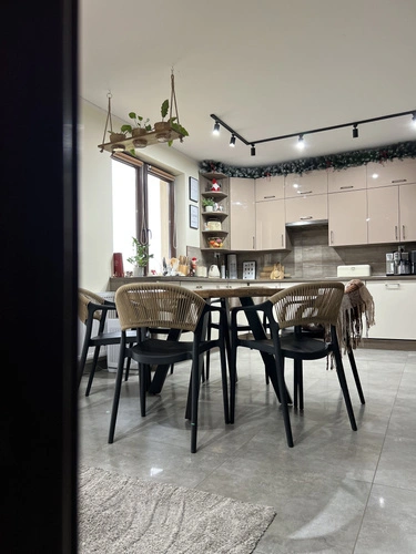 Krzesło do jadalni Osma Intesi czarne z polipropylenu, sztaplowane, łatwe czyszczenie, z podłokietnikami