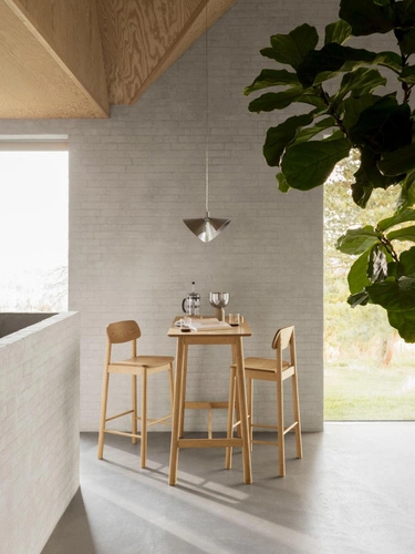 Hoker drewniany z oparciem Barlow Actona do kuchni i jadalni skandynawski dąb 74 cm