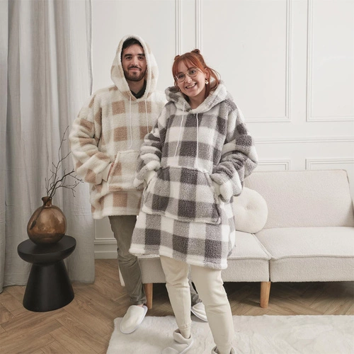 Bluzo koc Intesi snuddie ciepły z kapturem szary w kratę na kanapę do salonu
