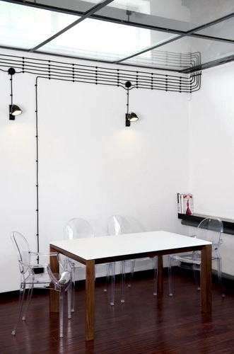 Krzesło transparentne Royal D2.DESIGN do jadalni i salonu ludwikowskie z podłokietnikami