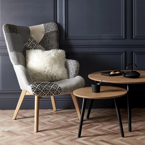 Fotel uszak Helsinki szary patchwork skandynawski do salonu na wysokich drewnianych nogach