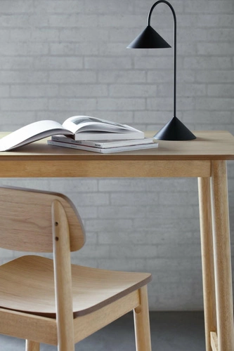 Hoker drewniany z oparciem Barlow Actona do kuchni i jadalni skandynawski dąb 74 cm