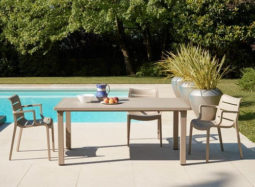 Krzesło ogrodowe Sunset SCAB czerwone z tworzywa sztucznego, sztaplowane z podłokietnikami