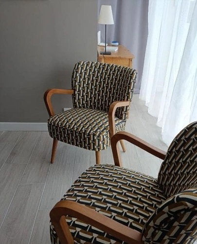 Fotel wypoczynkowy Chiara brązowy tapicerowany do salonu retro z podłokietnikami Atmosphera