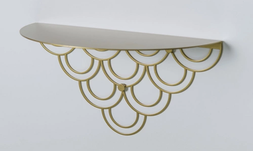 Nowoczesna półka ścienna metalowa Husk złota na książki i dekoracje do salonu POLYHEDRA