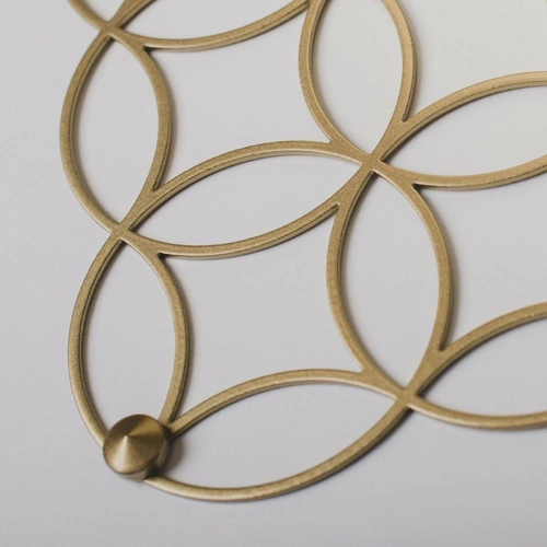 Biała nowoczesna półka ścienna metalowa Holo POLYHEDRA na książki do salonu 37 cm