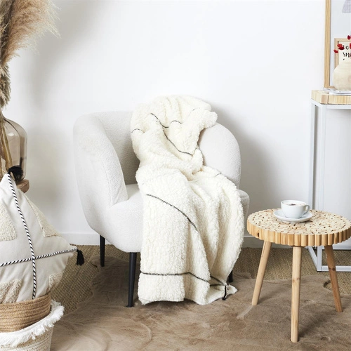 Intesi Sherpa gruby koc na kanapę biały z czarnym wzorem ciepły pled 130x160