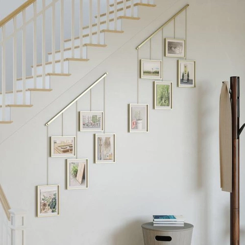 Ramka na zdjęcia wisząca Exhibit złota skandynawska multiramka Umbra na ścianę 10x15 13x18