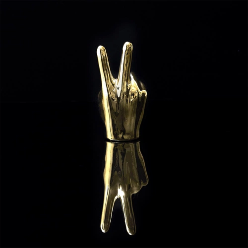 Figurka dekoracyjna dłoń Victoria Intesi złota ceramiczna do salonu na komodę prezent