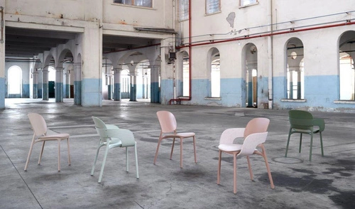 Krzesło ogrodowe Hug SCAB Design antracytowe z tworzywa sztaplowane łatwe w czyszczeniu