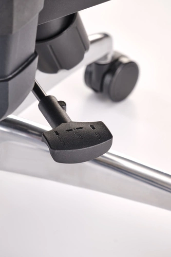 Ergonomiczny fotel biurowy Percas czarny siatkowy obrotowy z regulacją Intesi do biura