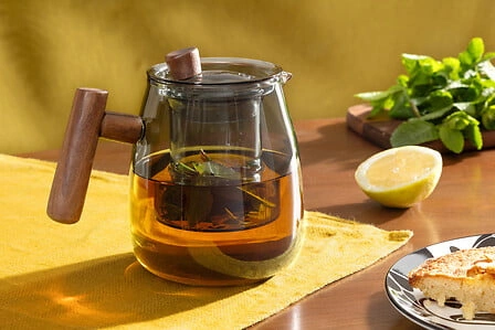 Imbryk Twisted Lime 800 ml marki 5five simply smart to eleganckie i praktyczne naczynie do parzenia herbaty i ziół, wykonane z trwałego szkła borokrzemowego w odcieniu szarego szkła. Połączenie klasycznego designu z nowoczesnym 