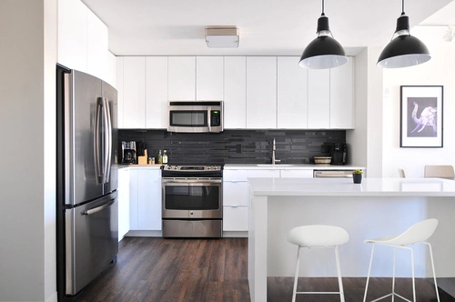 Hoker Molly czarny nowoczesny z oparciem do kuchni i wyspy 66 cm Intesi