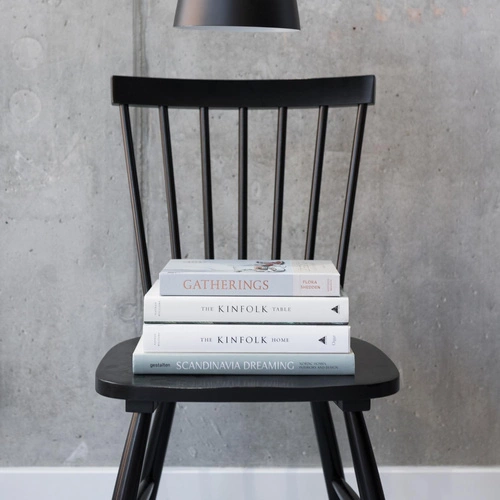 Krzesło drewniane Riano Actona czarne skandynawskie do jadalni i kuchni patyczak