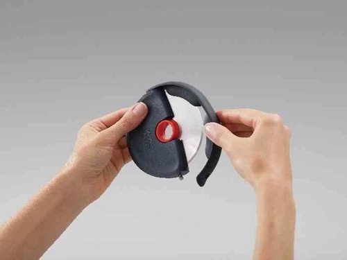 Joseph Joseph DISC nóż do pizzy z osłonką silikonową nowoczesny grafitowy