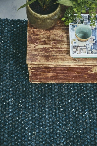 Dywan nowoczesny wełniany Cobble granatowy 170x240 cm ręcznie tkany do salonu CARPETS & MORE