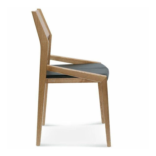 Krzesło do jadalni Arcos FAMEG drewniane bukowe tapicerowane z podłokietnikami personalizowane