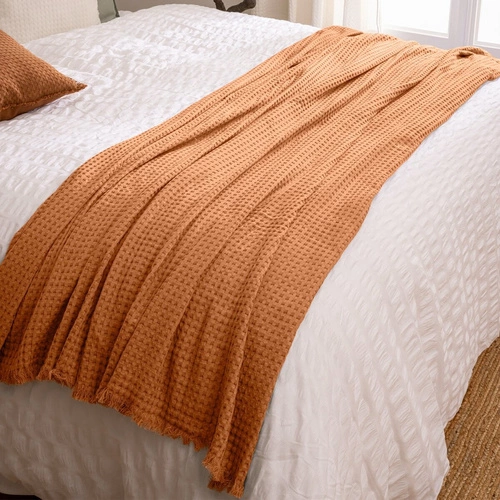 Narzuta na łóżko bawełniana Widdy terrakota z pomponami skandynawska 180x130 cm