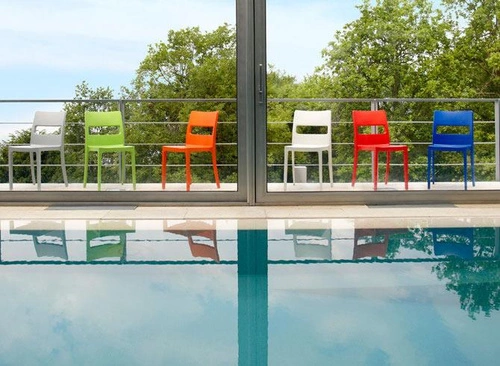 Krzesło ogrodowe Sai czerwone z tworzywa sztaplowane, nowoczesne do ogrodu SCAB Design