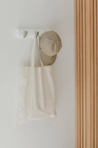 Wieszak ścienny na ubrania Umbra Flip 3 Hook biały nowoczesny do przedpokoju z drewna