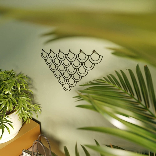 Nowoczesny wieszak ścienny do przedpokoju Husk M czarny metalowy POLYHEDRA 56 cm