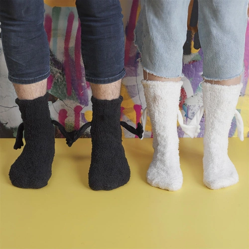 Czarne skarpetki Intesi z magnetycznymi łapkami, nowoczesne i wygodne do sypialni