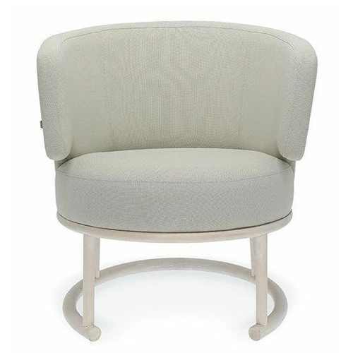 Fotel wypoczynkowy Likewise FAMEG tapicerowany na płozach do salonu nowoczesny bukowy