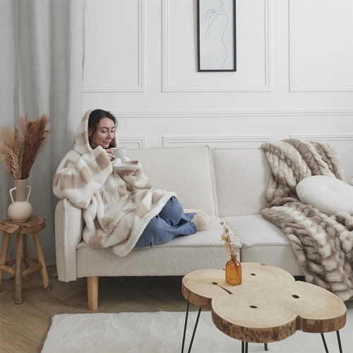 Bluzo koc Intesi snuddie ciepły beżowy w kratę z kapturem na kanapę 128 cm