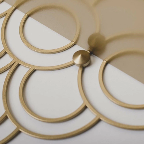 Półka ścienna metalowa złota Husk POLYHEDRA nowoczesna półka na książki do salonu