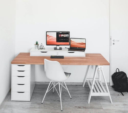 Krzesło do jadalni Eris PP Actona czarne nowoczesne z tworzywa i ekoskóry łatwe czyszczenie