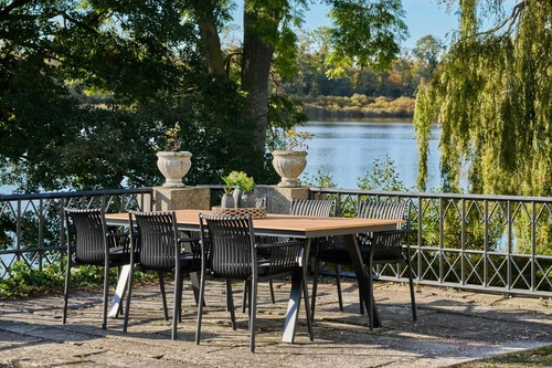 Krzesło ogrodowe Tulsa Intesi czarne z polipropylenu z podłokietnikami łatwe w czyszczeniu