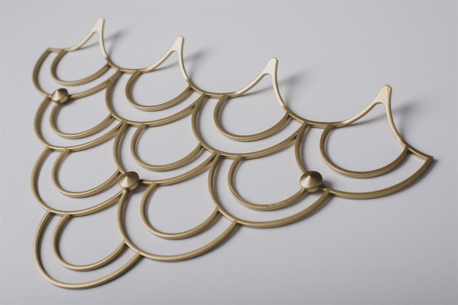 Nowoczesny wieszak ścienny do przedpokoju Husk S Gold złoty metalowy POLYHEDRA