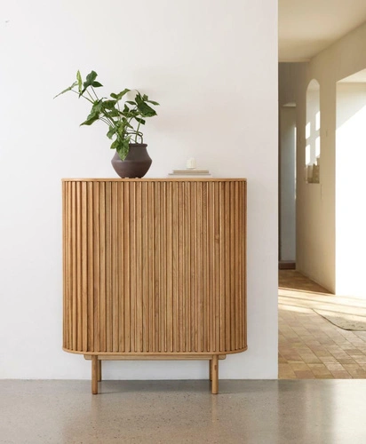 Komoda Carno drewniana ryflowana na nóżkach do salonu 110 cm