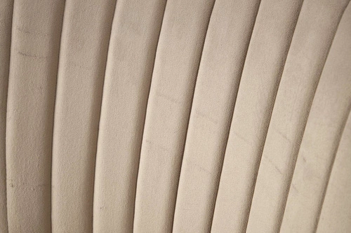 Krzesło tapicerowane welur Rachel beżowe do jadalni i salonu na złotych nogach Intesi