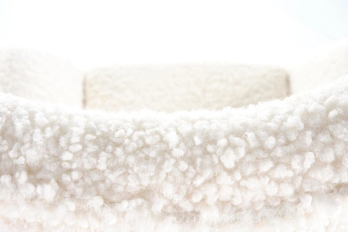 Fotel bujany Fadil do salonu kremowy boucle glamour na złotych nogach łatwoczyszczący